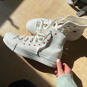 Chuck Taylor All Star Lift Platform Embroidered Hearts. High Top